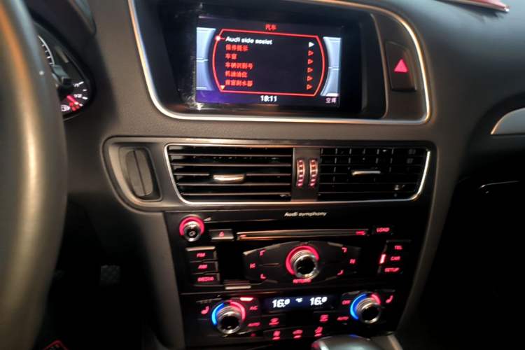 Used Audi Q5 2018 Collector's Edition 40 TFSI Technology Model Audio And AC Panel