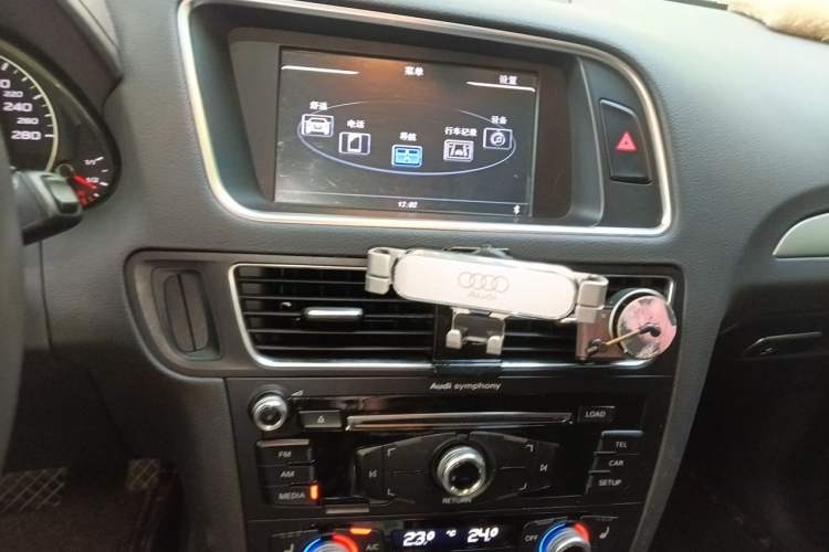 Used Audi Q5 2018 Collector's Edition 40 TFSI Technology Model Audio And AC Panel
