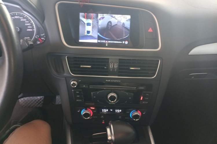 Used Audi Q5 2018 Collector's Edition 40 TFSI Technology Model Audio And AC Panel