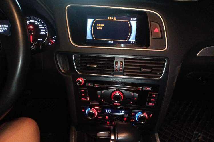 Used Audi Q5 2018 Collector's Edition 40 TFSI Technology Model Audio And AC Panel