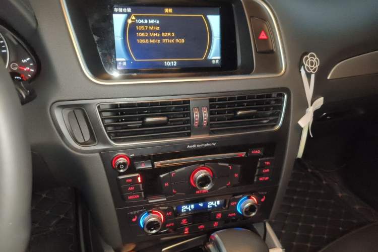 Used Audi Q5 2018 Collector's Edition 40 TFSI Ambition Model Audio And AC Panel