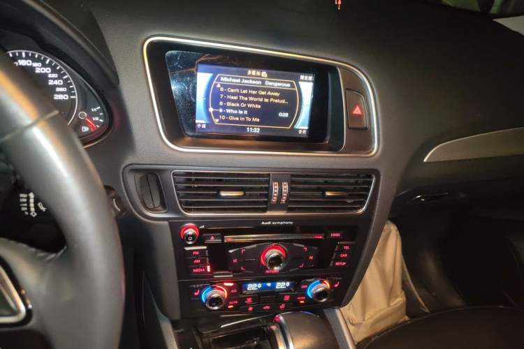 Used Audi Q5 2018 Collector's Edition 40 TFSI Technology Model Audio And AC Panel