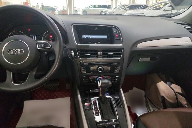 Used Audi Q5 2018 Collector's Edition 40 TFSI Ambition Model Audio And AC Panel