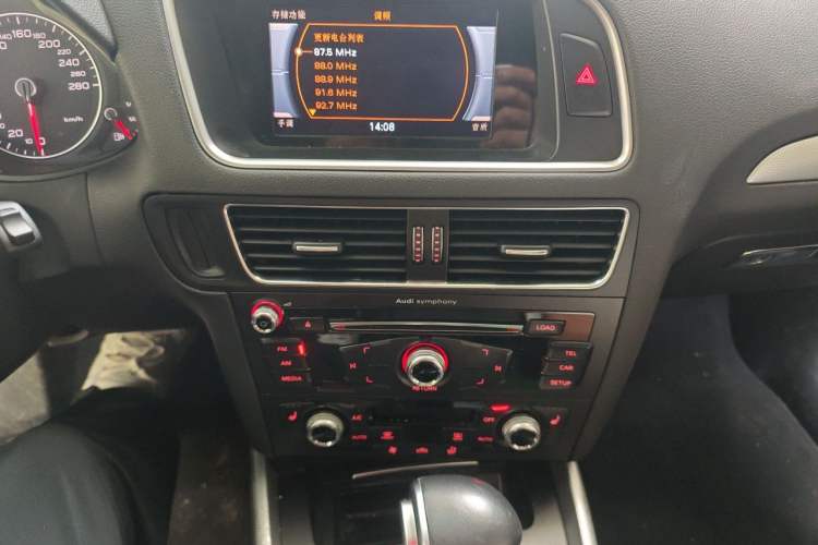 Used Audi Q5 2018 Collector's Edition 40 TFSI Technology Model Audio And AC Panel