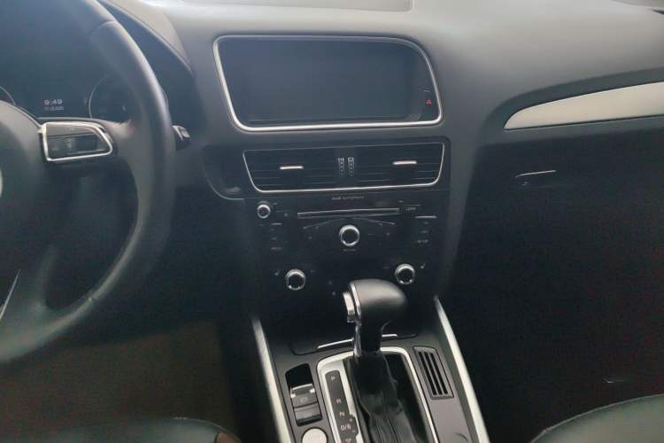 Used Audi Q5 2018 Collector's Edition 40 TFSI Technology Model Audio And AC Panel