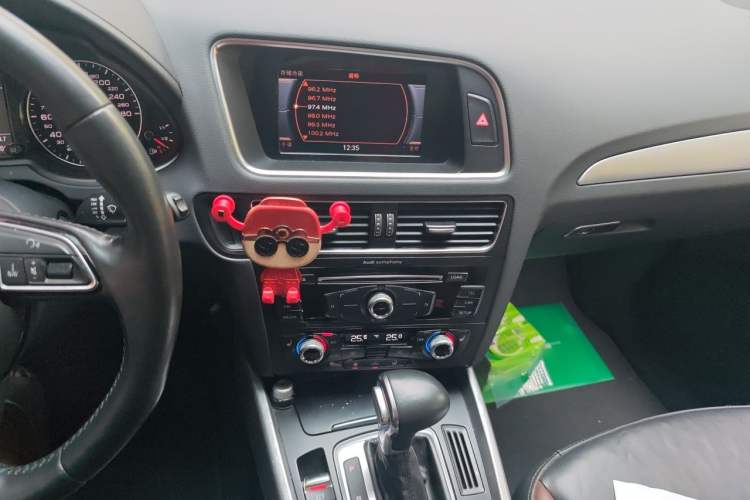 Used Audi Q5 2018 Collector's Edition 40 TFSI Technology Model Audio And AC Panel