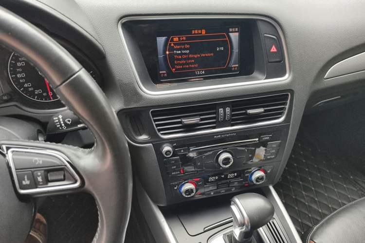 Used Audi Q5 2018 Collector's Edition 40 TFSI Technology Model Audio And AC Panel