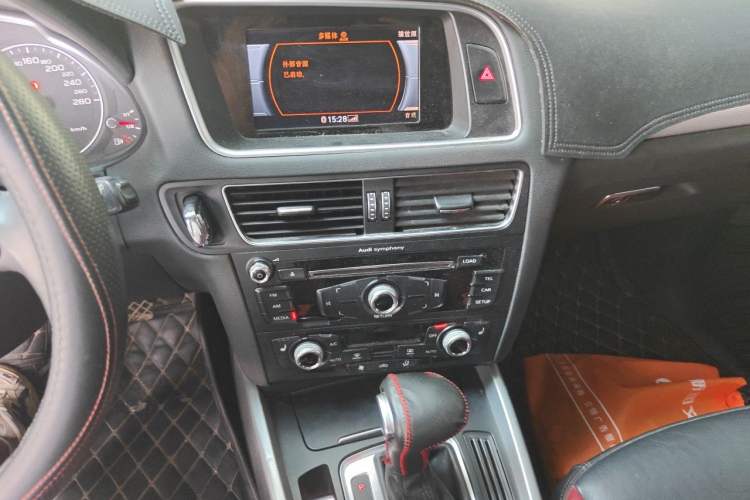 Used Audi Q5 2018 Collector's Edition 40 TFSI Technology Model Audio And AC Panel