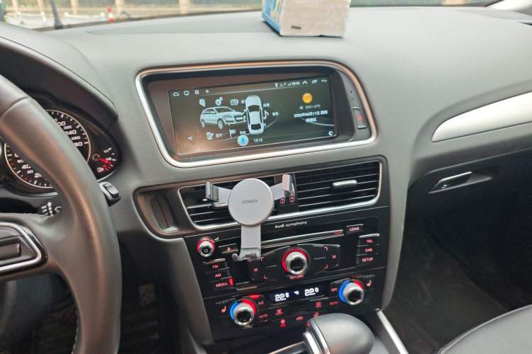 Used Audi Q5 2018 Collector's Edition 40 TFSI Technology Model Audio And AC Panel