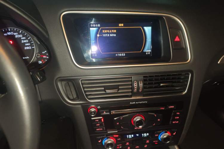 Used Audi Q5 2018 Collector's Edition 40 TFSI Technology Model Audio And AC Panel