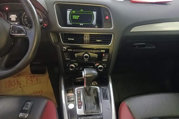Used Audi Q5 2018 Collector's Edition 40 TFSI Technology Model Audio And AC Panel