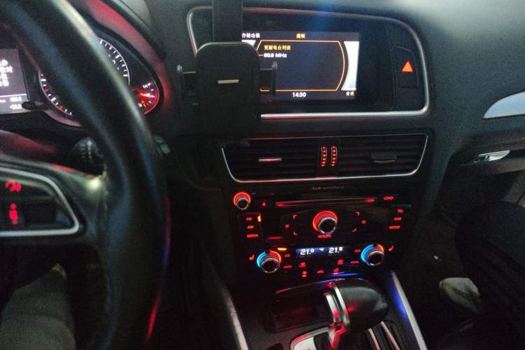 Used Audi Q5 2018 Collector's Edition 40 TFSI Technology Model Audio And AC Panel