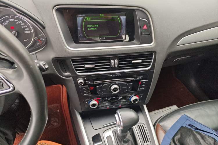 Used Audi Q5 2018 Collector's Edition 40 TFSI Technology Model Audio And AC Panel