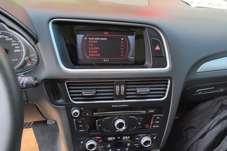 Used Audi Q5 2018 Collector's Edition 40 TFSI Technology Model Audio And AC Panel