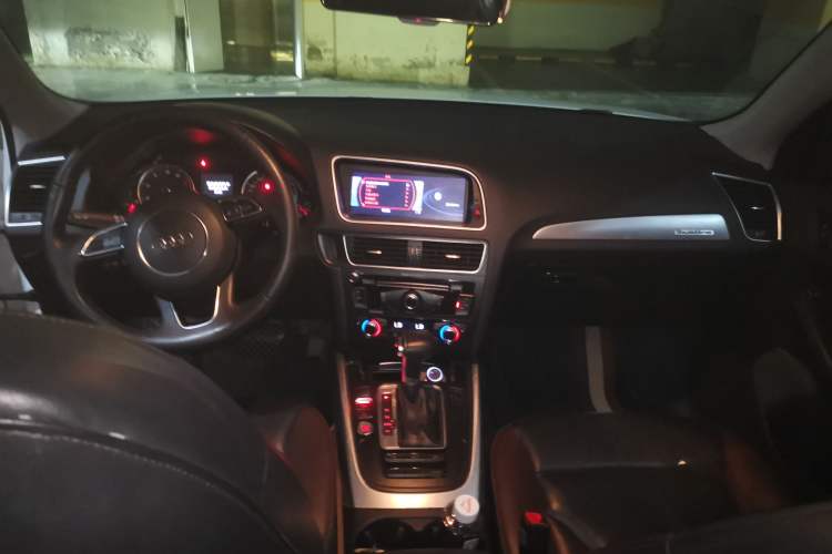 Used Audi Q5 2018 Collector's Edition 40 TFSI Technology Model Center Console