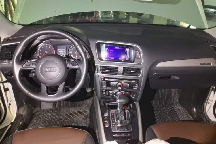 Used Audi Q5 2018 Collector's Edition 40 TFSI Ambition Model Center Console