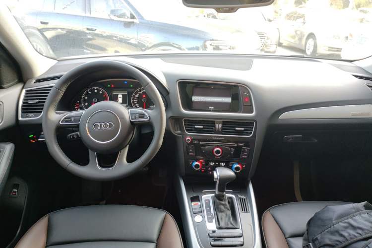Used Audi Q5 2018 Collector's Edition 40 TFSI Technology Model Center Console