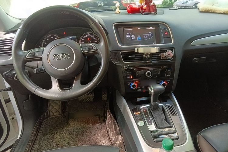 Used Audi Q5 2018 Collector's Edition 40 TFSI Technology Model Center Console