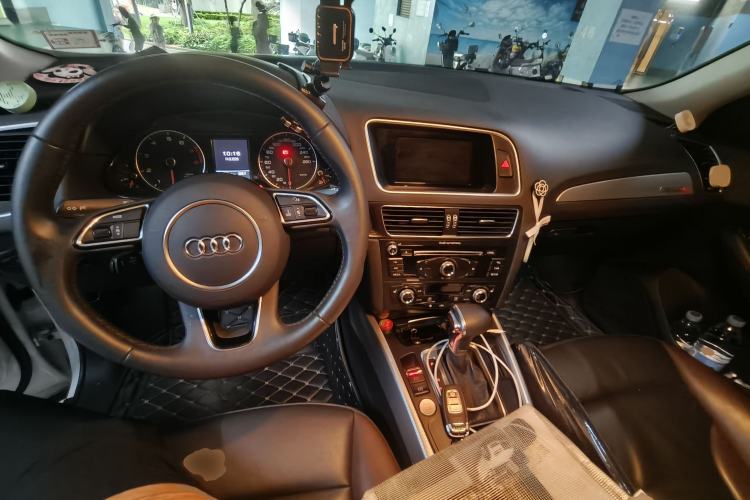 Used Audi Q5 2018 Collector's Edition 40 TFSI Ambition Model Center Console