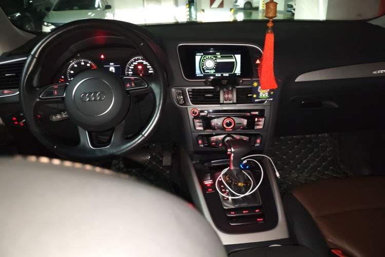 Used Audi Q5 2018 Collector's Edition 40 TFSI Ambition Model Center Console