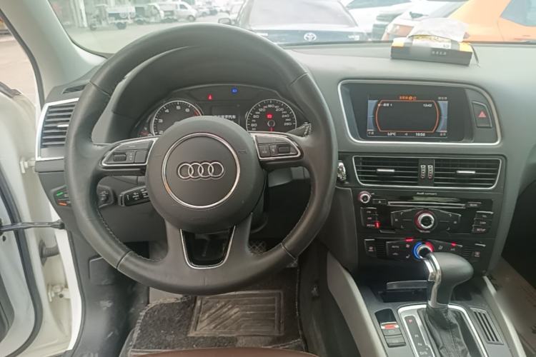 Used Audi Q5 2018 Collector's Edition 40 TFSI Ambition Model Center Console