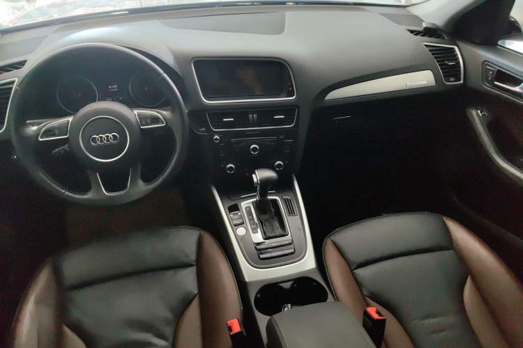 Used Audi Q5 2018 Collector's Edition 40 TFSI Technology Model Center Console