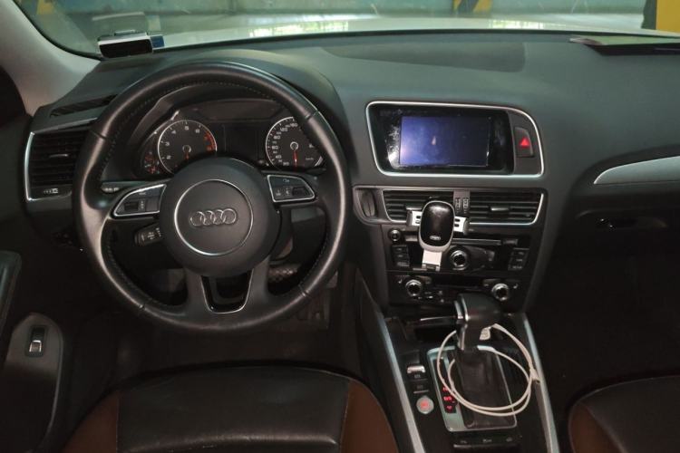 Used Audi Q5 2018 Collector's Edition 40 TFSI Technology Model Center Console
