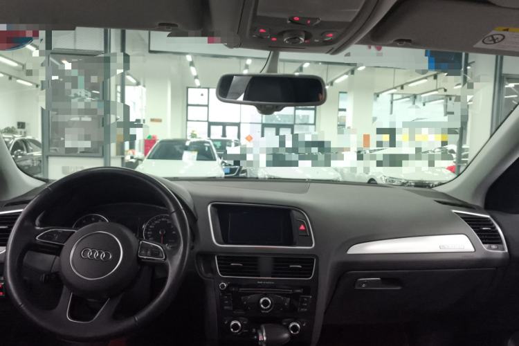 Used Audi Q5 2018 Collector's Edition 40 TFSI Technology Model Center Console