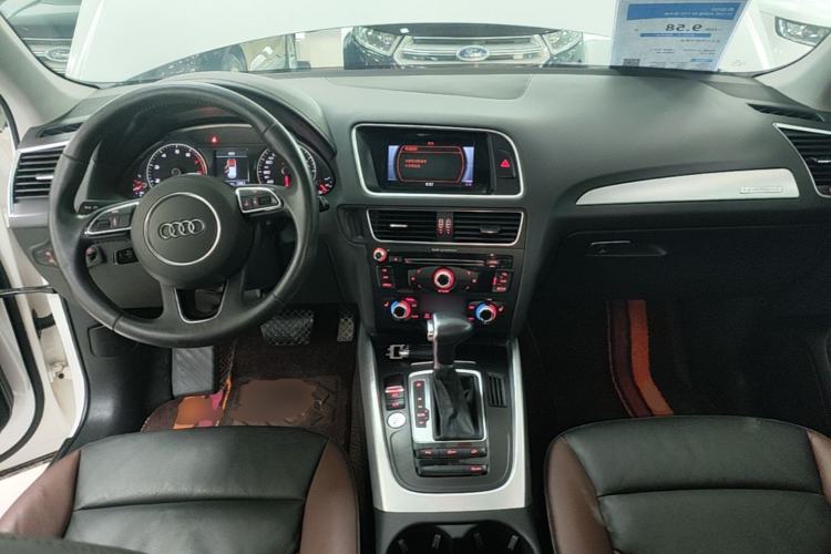 Used Audi Q5 2018 Collector's Edition 40 TFSI Technology Model Center Console