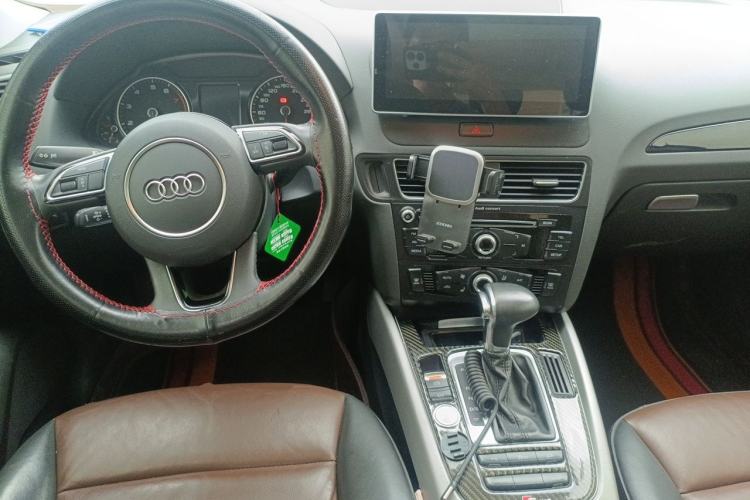 Used Audi Q5 2018 Collector's Edition 40 TFSI Ambition Model Center Console