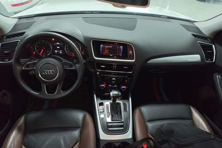 Used Audi Q5 2018 Collector's Edition 40 TFSI Technology Model Center Console