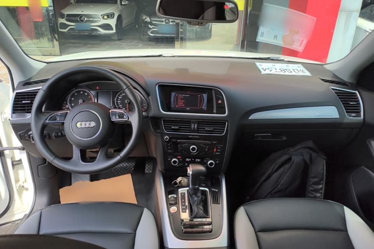 Used Audi Q5 2018 Collector's Edition 40 TFSI Technology Model Center Console