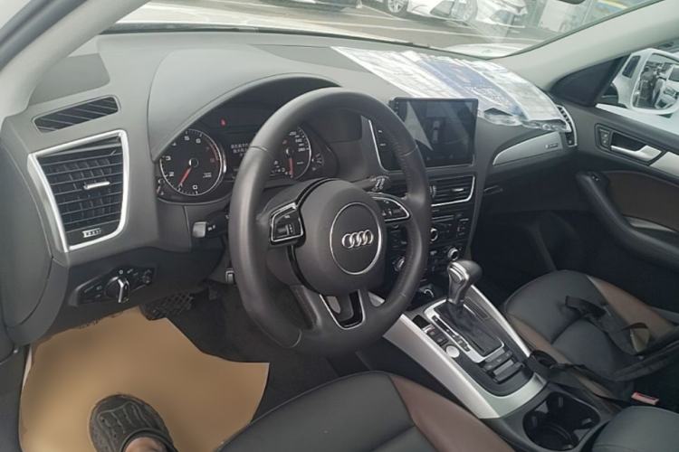 Used Audi Q5 2018 Collector's Edition 40 TFSI Technology Model Center Console