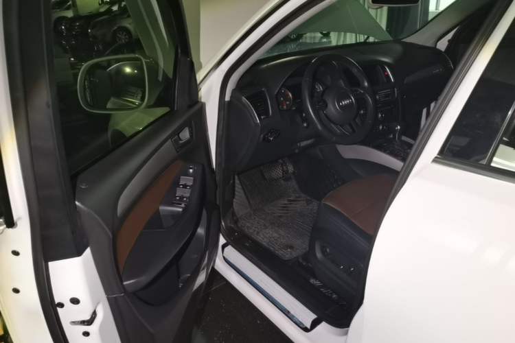 Used Audi Q5 2018 Collector's Edition 40 TFSI Ambition Model Driver Seat