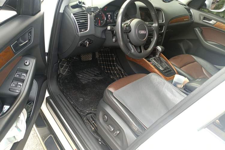 Used Audi Q5 2018 Collector's Edition 40 TFSI Ambition Model Driver Seat