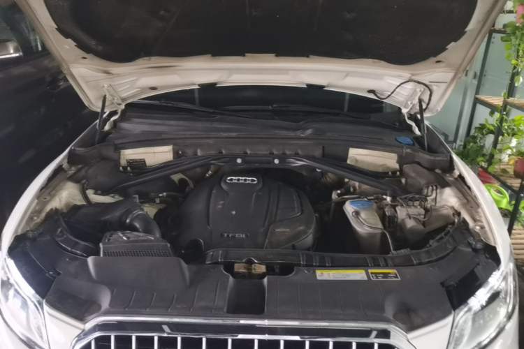 Used Audi Q5 2018 Collector's Edition 40 TFSI Ambition Model Engine Bay