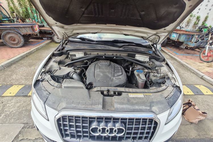 Used Audi Q5 2018 Collector's Edition 40 TFSI Ambition Model Engine Bay