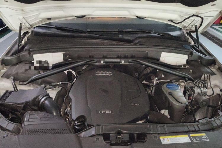 Used Audi Q5 2018 Collector's Edition 40 TFSI Ambition Model Engine Bay