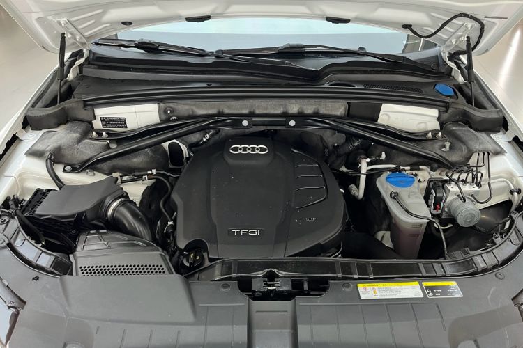 Used Audi Q5 2018 Collector's Edition 40 TFSI Ambition Model Engine Bay