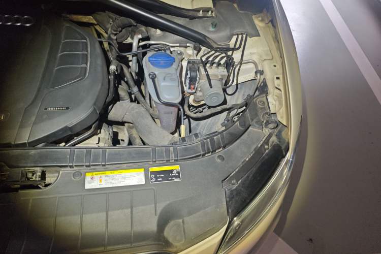 Used Audi Q5 2018 Collector's Edition 40 TFSI Technology Model Engine Bay Left