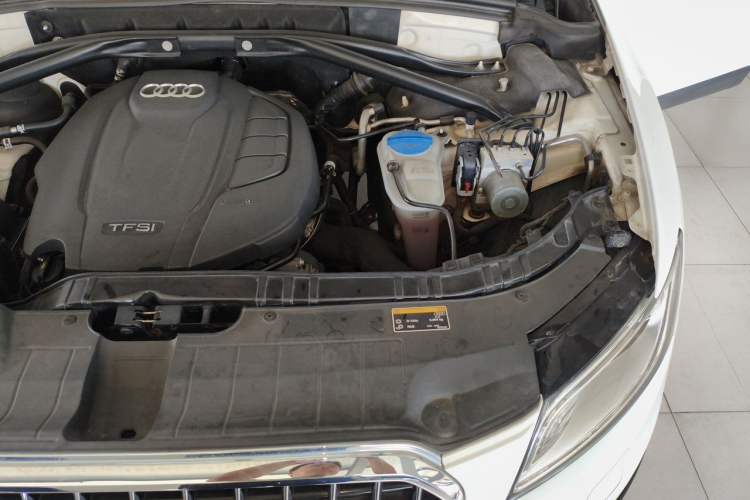 Used Audi Q5 2018 Collector's Edition 40 TFSI Technology Model Engine Bay Left