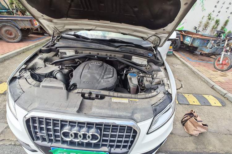 Used Audi Q5 2018 Collector's Edition 40 TFSI Ambition Model Engine Bay Left