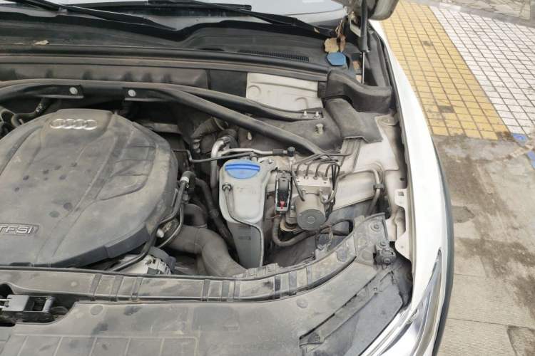 Used Audi Q5 2018 Collector's Edition 40 TFSI Technology Model Engine Bay Left