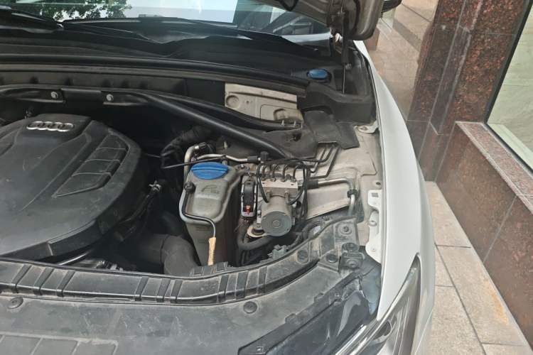 Used Audi Q5 2018 Collector's Edition 40 TFSI Technology Model Engine Bay Left