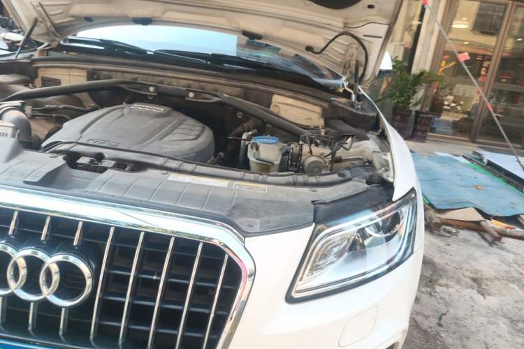 Used Audi Q5 2018 Collector's Edition 40 TFSI Technology Model Engine Bay Left