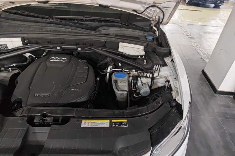 Used Audi Q5 2018 Collector's Edition 40 TFSI Technology Model Engine Bay Left