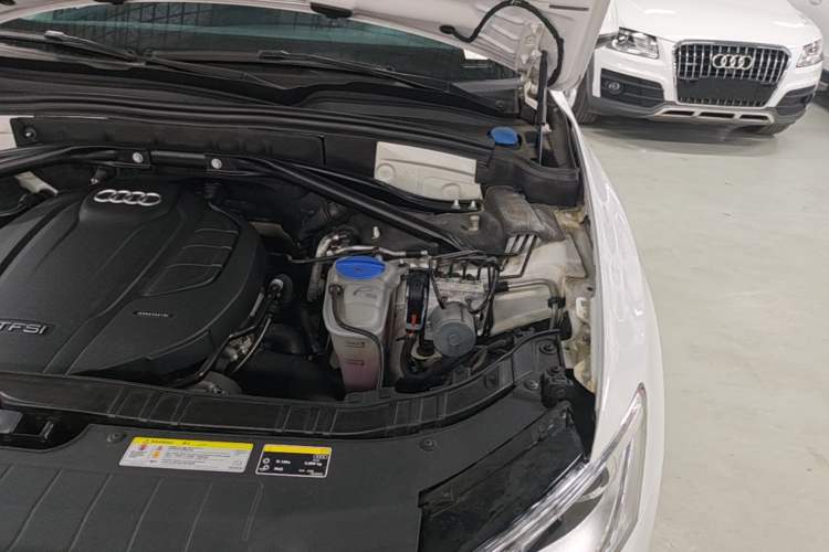 Used Audi Q5 2018 Collector's Edition 40 TFSI Technology Model Engine Bay Left