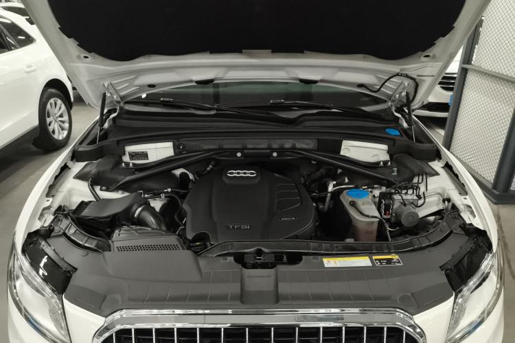 Used Audi Q5 2018 Collector's Edition 40 TFSI Technology Model Engine Bay