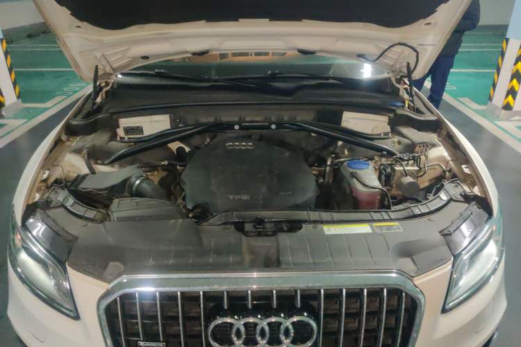 Used Audi Q5 2018 Collector's Edition 40 TFSI Technology Model Engine Bay