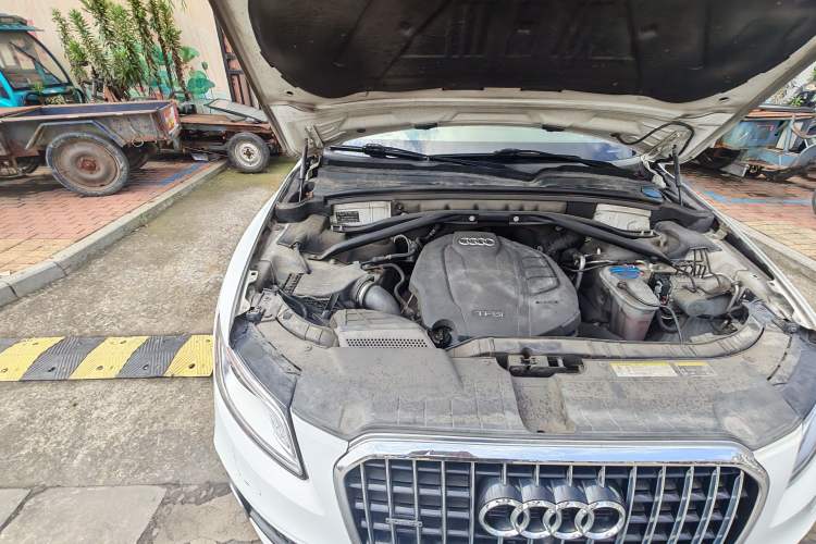 Used Audi Q5 2018 Collector's Edition 40 TFSI Ambition Model Engine Bay Right